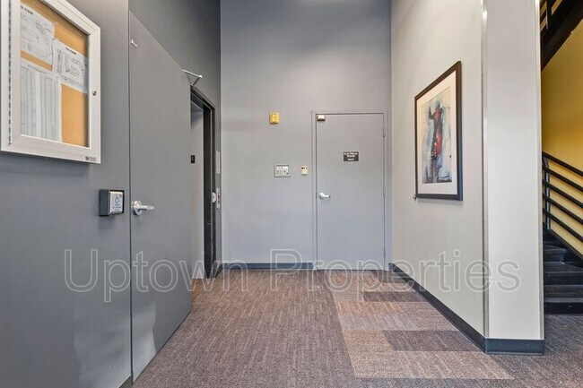 Building Photo - 12600 SW Crescent St