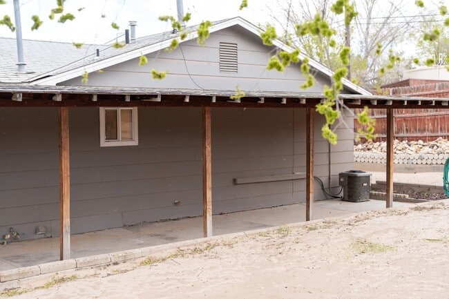 Building Photo - 200 E Navajo St