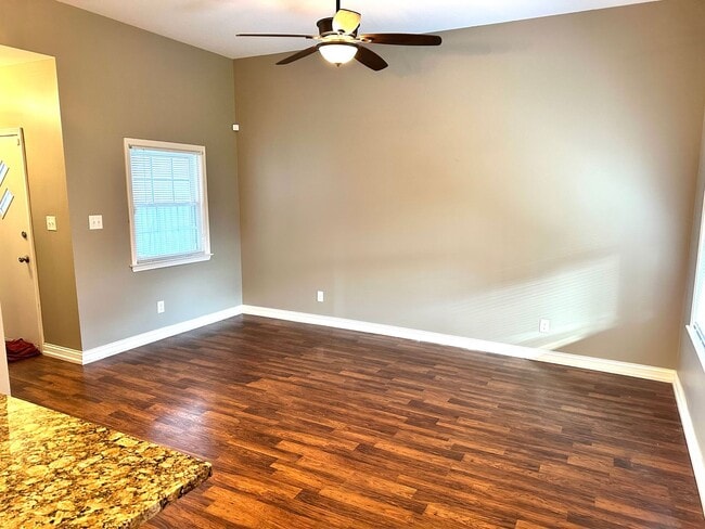 Building Photo - 816 Ash St