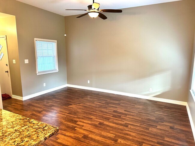 Building Photo - Renovated Germantown House in Great Location