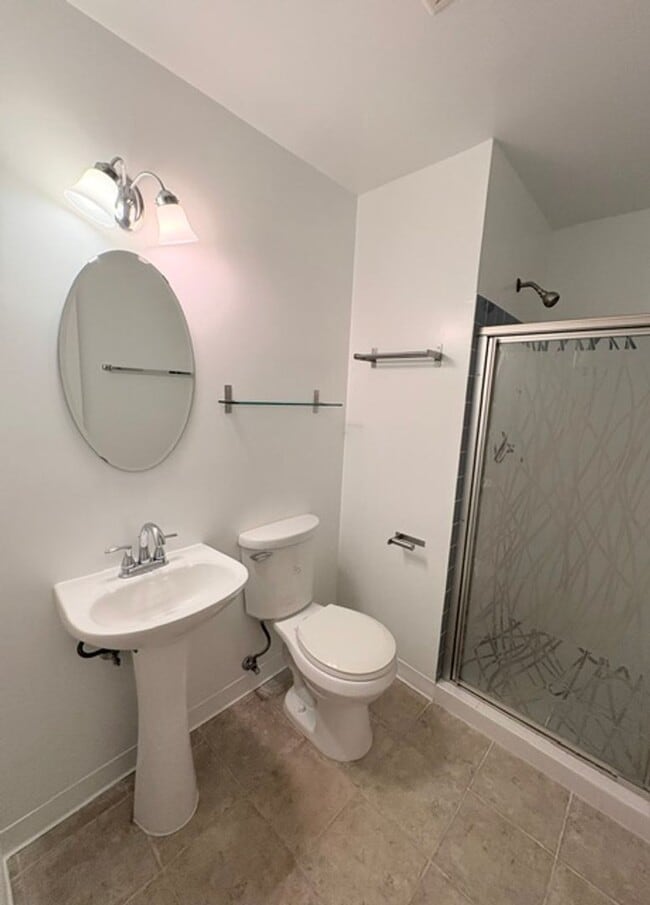 Building Photo - 2071 Golf Course Dr