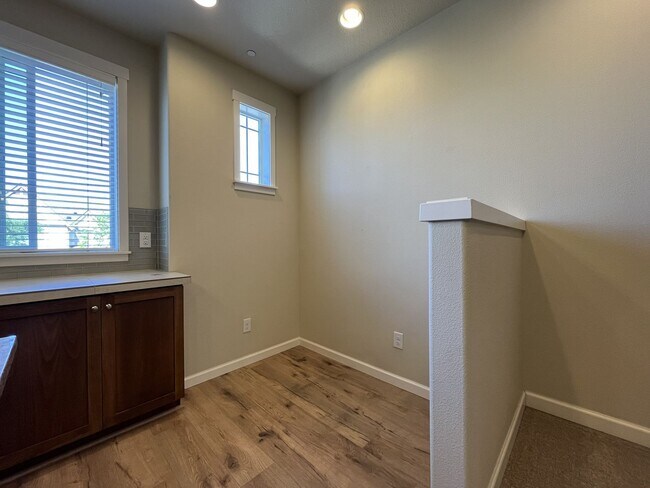 Building Photo - Modern Bull Mountain Townhome with Two Private Suites, Clubhouse, Pool, Fitness Center & Modern F...