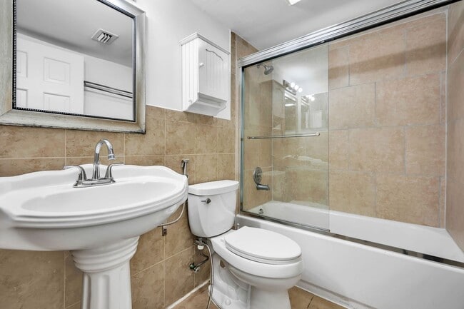 Building Photo - Beautiful Renovated 3/1