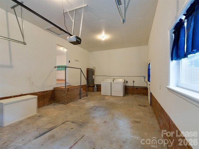 Building Photo - 5646 Oak Dr