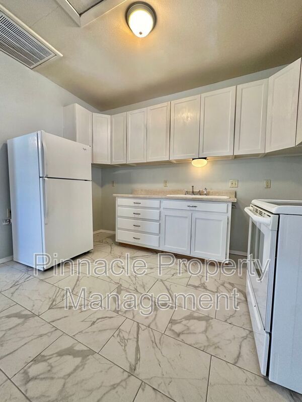 Building Photo - 504 E 17th St