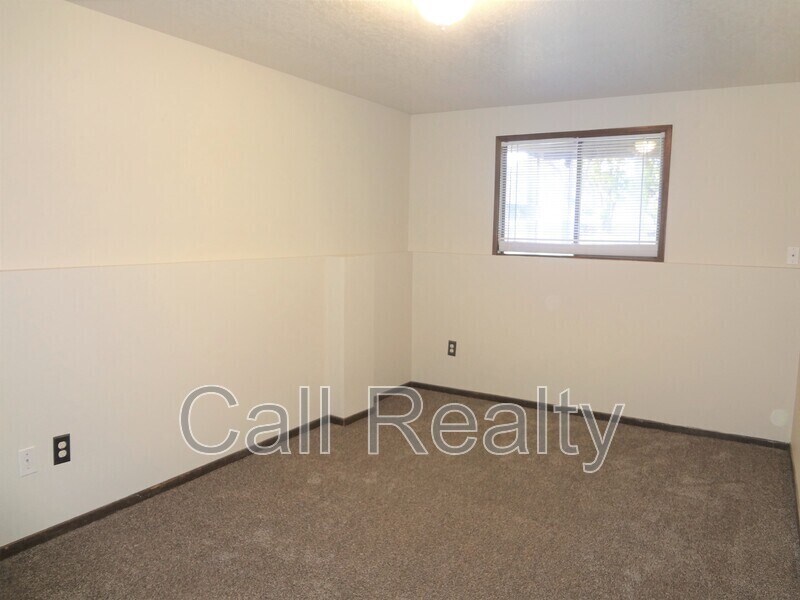 Building Photo - 10905 E 33rd Ave