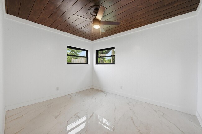 Building Photo - 2529 Rainbow Dr