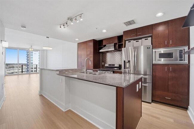 Building Photo - 1208 E Kennedy Blvd