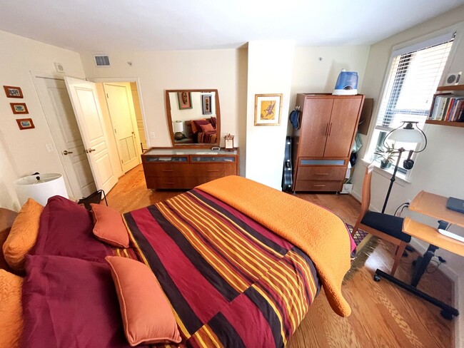 Building Photo - Luxurious living in Penn Quarter