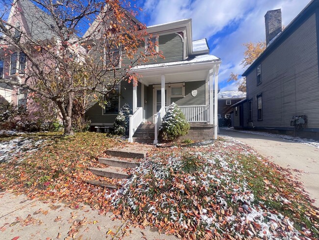 Building Photo - Spacious 4 Bedroom in Heritage Hill!