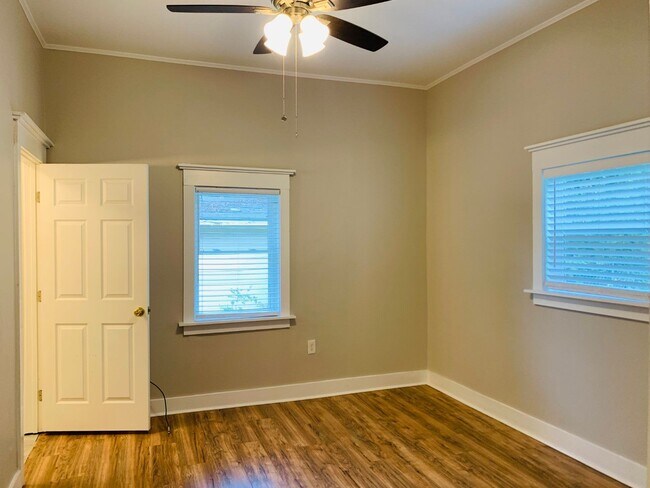 Building Photo - Wow! Grant Park Location! 3 bed, 2 bath, h...
