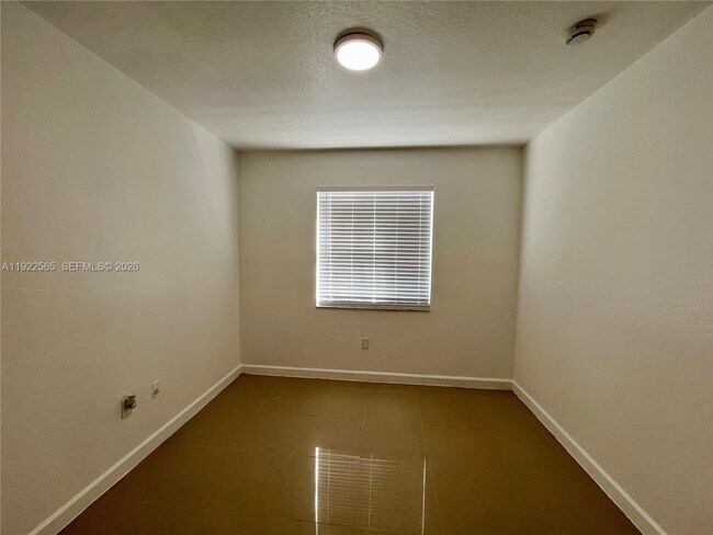 Building Photo - 1550 NE 33rd Ave