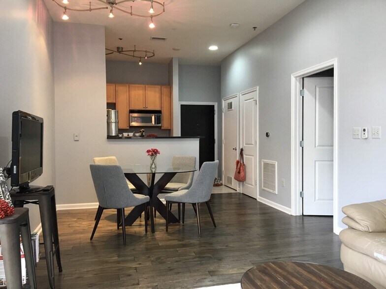 Building Photo - 309 Holland Ln