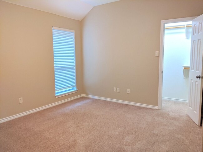 Building Photo - May Move In! 3 Bed 2 Bath In Edelweiss Gar...