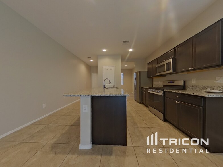 Building Photo - 31062 W Mulberry Dr