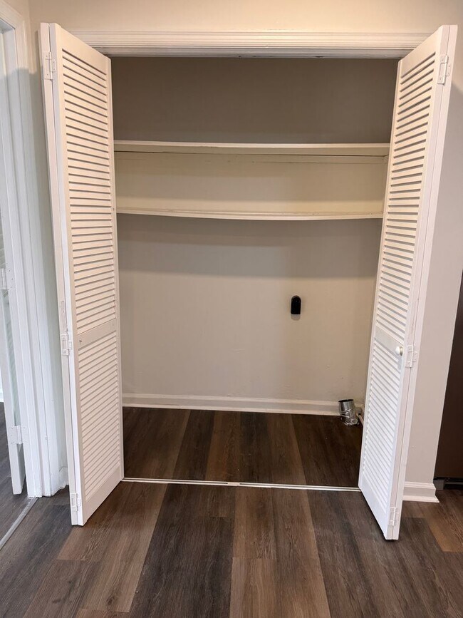 Building Photo - 3 Bedroom || 1.5 Bathroom Townhome
