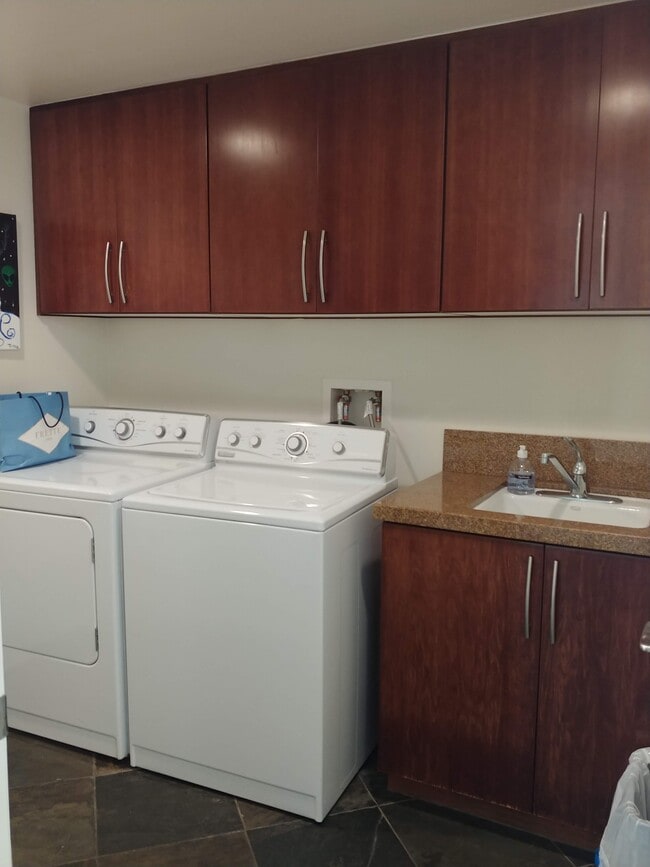 Building Photo - 409 N Avenida Caballeros