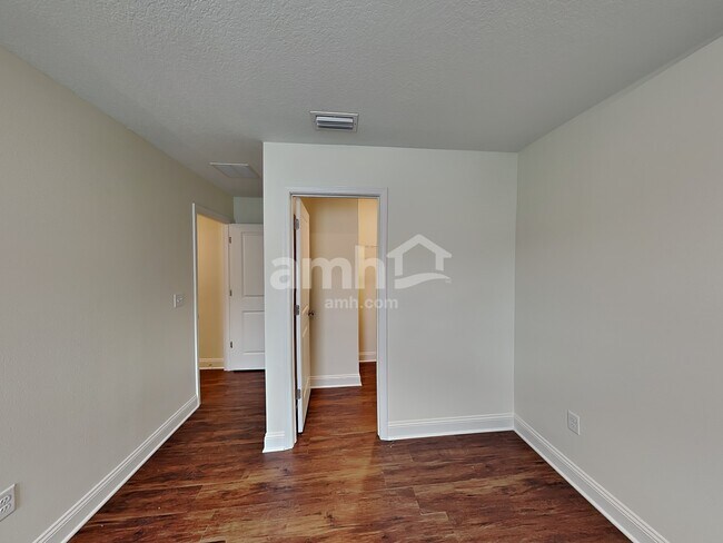 Building Photo - 347 Banyan Frst Dr