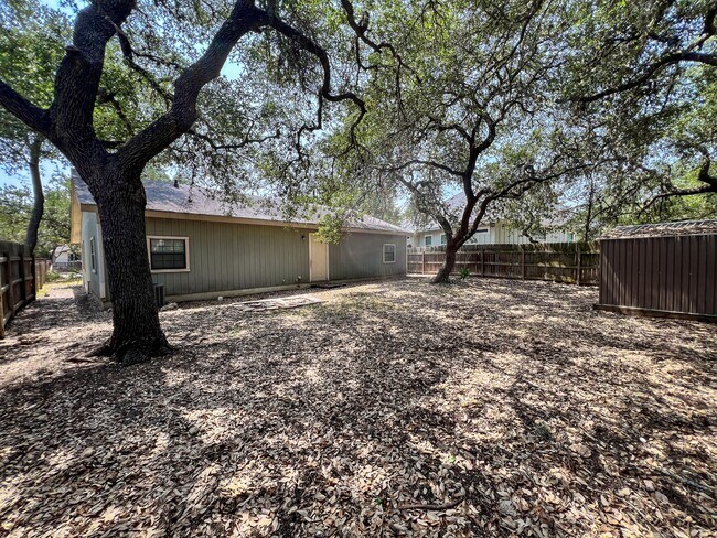 Building Photo - 1825 Lakeview Dr