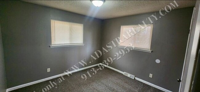 Building Photo - Cozy 2 Bed 1 Bath Duplex in KCK-Available NOW!!
