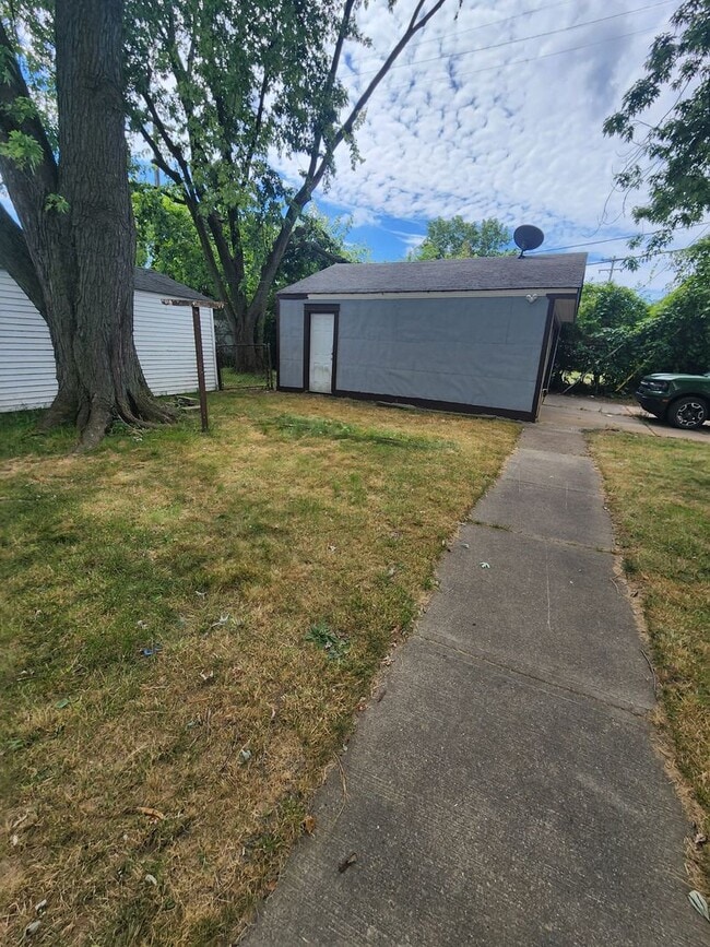 Building Photo - 4 Bedroom Clean House For Rent