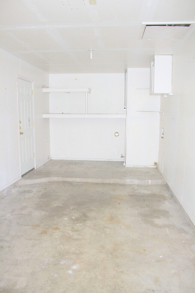 Building Photo - 3 BR / 1 BA House off Shoal Creek/Steck!