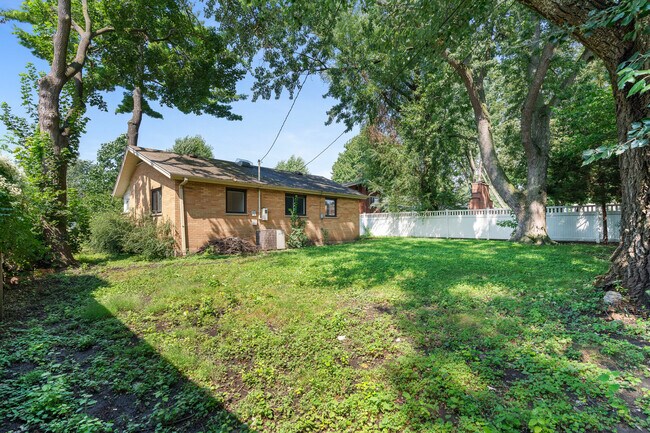 Building Photo - 301 N Derbyshire Ave