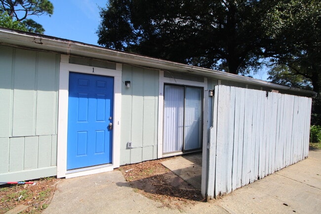 Primary Photo - Updated 2-Bedroom Apartment with Private P...