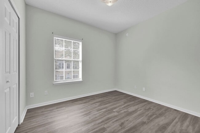 Building Photo - Bright and Spacious Townhome in Gate Community