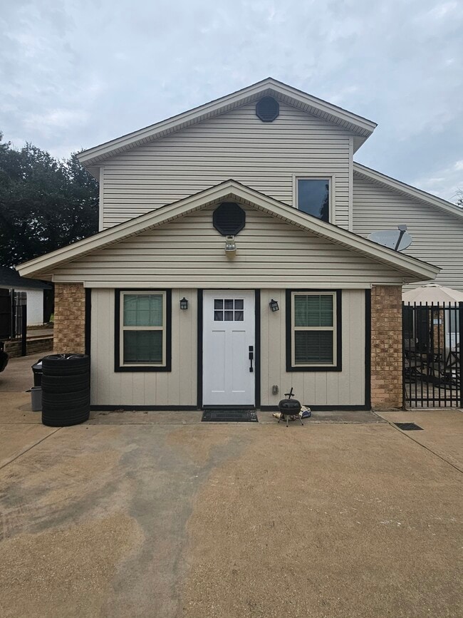 Building Photo - 2020 Oakmeadow St