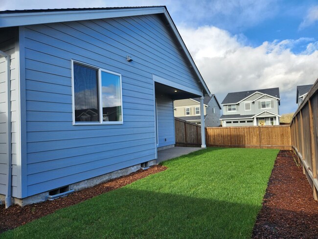 Building Photo - Available now! Newly Built 3 Bed / 2 Bath ...