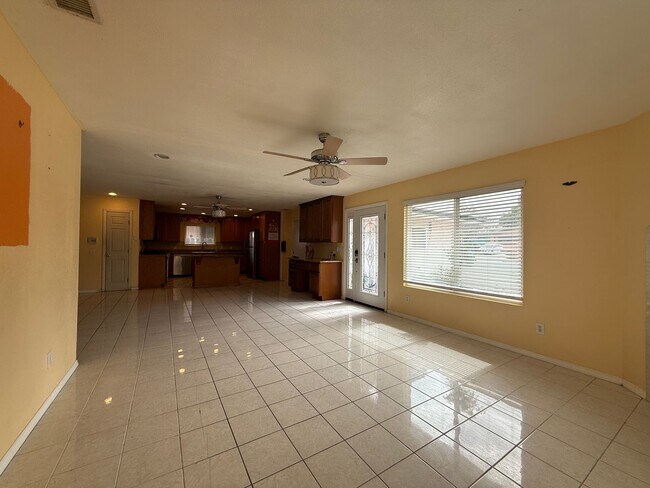 Building Photo - Beautiful Spring Valley Single Family Home !