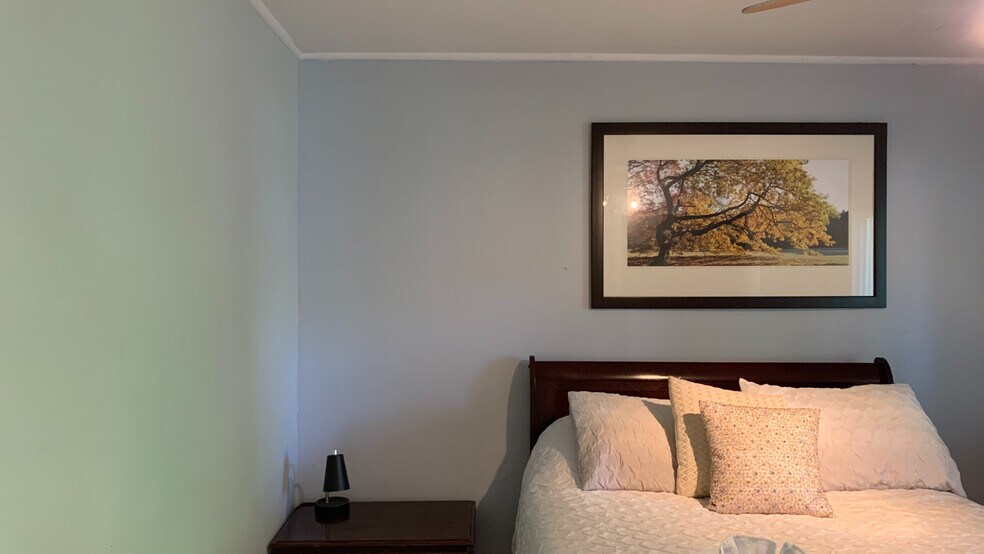Building Photo - Room in House on E Cornwallis Rd