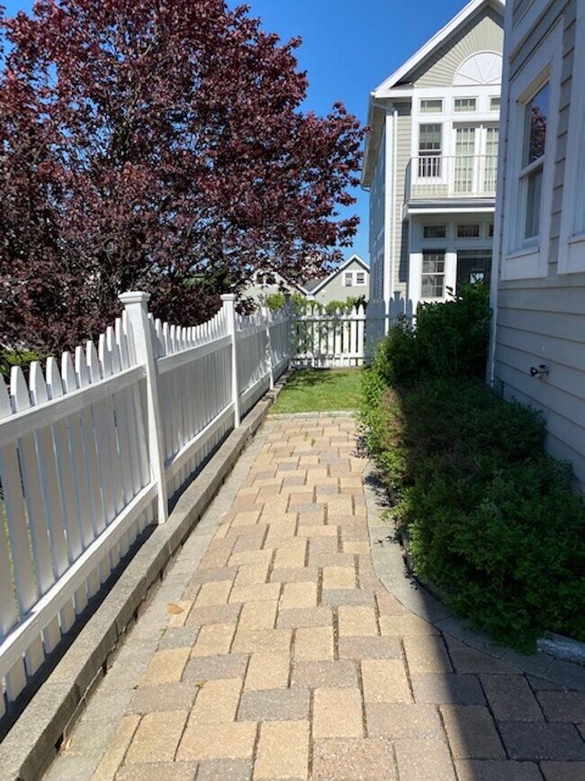Building Photo - Three Bedroom 3.5 baths Townhouse for Rent...