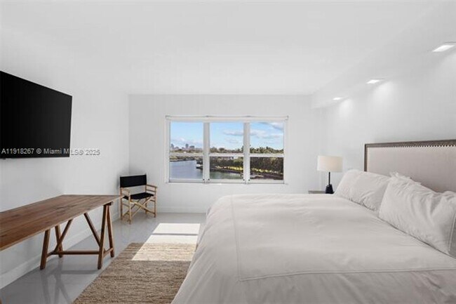 Building Photo - 9102 W Bay Harbor Dr