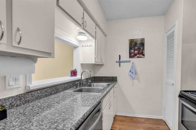 Building Photo - 1800 Stoney Brook Dr