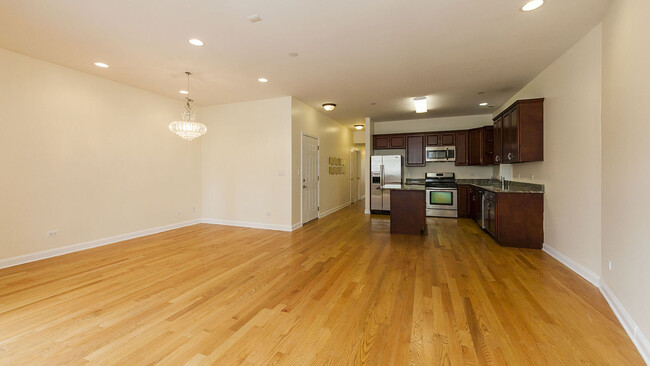 Building Photo - 1449 W Fullerton Ave