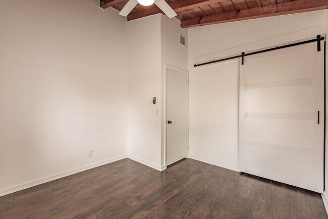 Building Photo - TWO BEDROOM CHARMER IN WEST PALM BEACH