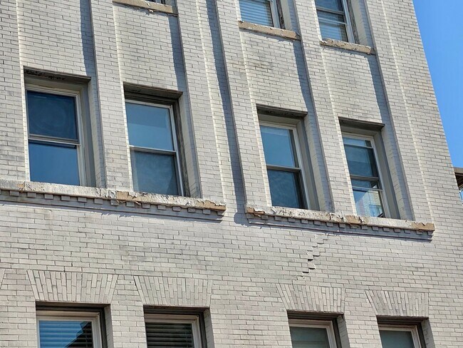 Building Photo - Large  Sunny Dupont Circle 2 bed 2 bath Ap...