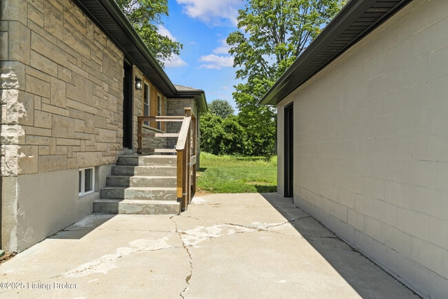 Building Photo - 8002 Watterson Trail