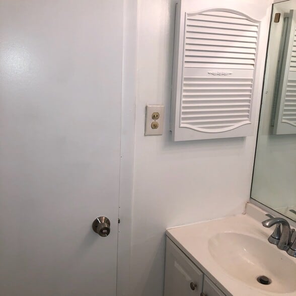 Master bedroom bathroom - 818 Sandra Dr