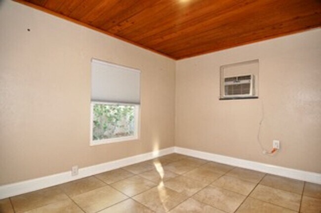 Building Photo - Beautiful Updated Home in Lake Access Community to the Chain of Lakes