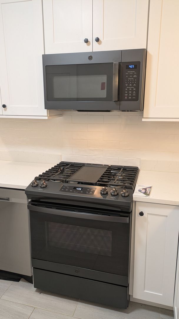 Building Photo - Spacious Three Bedroom Condo (CURRENTLY UNDER CONTRACT)