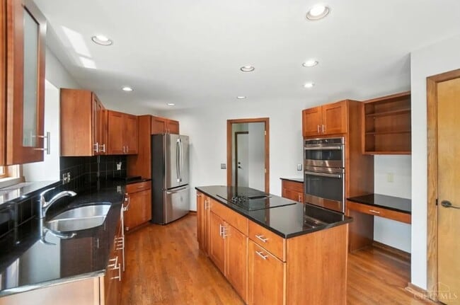 Building Photo - Luxury, Privacy, and Convenience All in One!