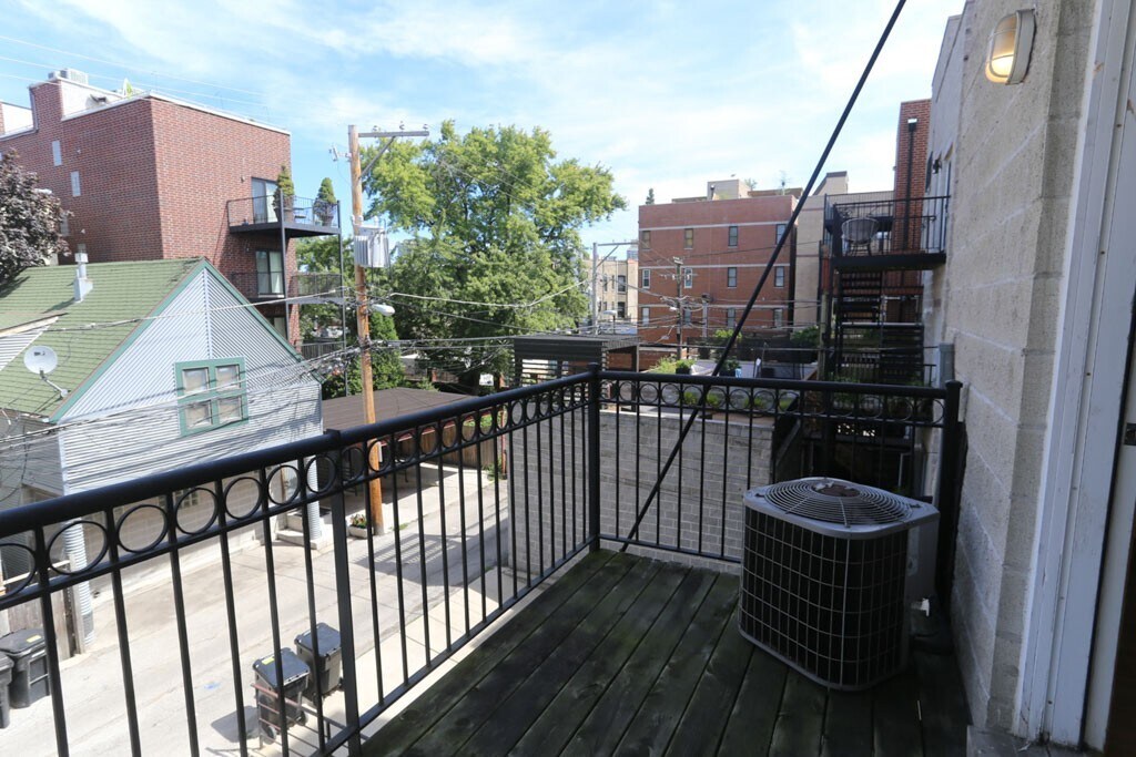 Building Photo - 824 W Buckingham Pl