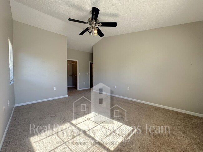 Building Photo - Beautiful 2 Bedroom Condo
