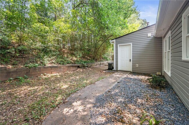 Building Photo - 1393 Poplar Pointe
