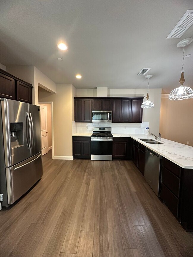 Building Photo - IMMACULANT 4 BEDROOM HOME 2.5 BATHROOM IN SALT CREEK