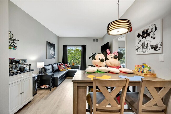 Building Photo - 8303 Palm Pkwy