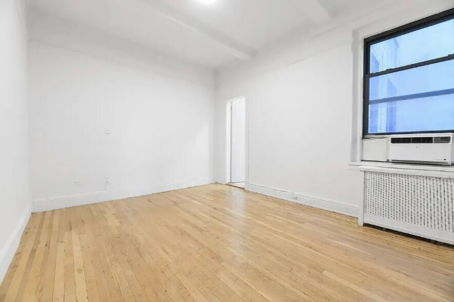 Building Photo - 151 W 74th St